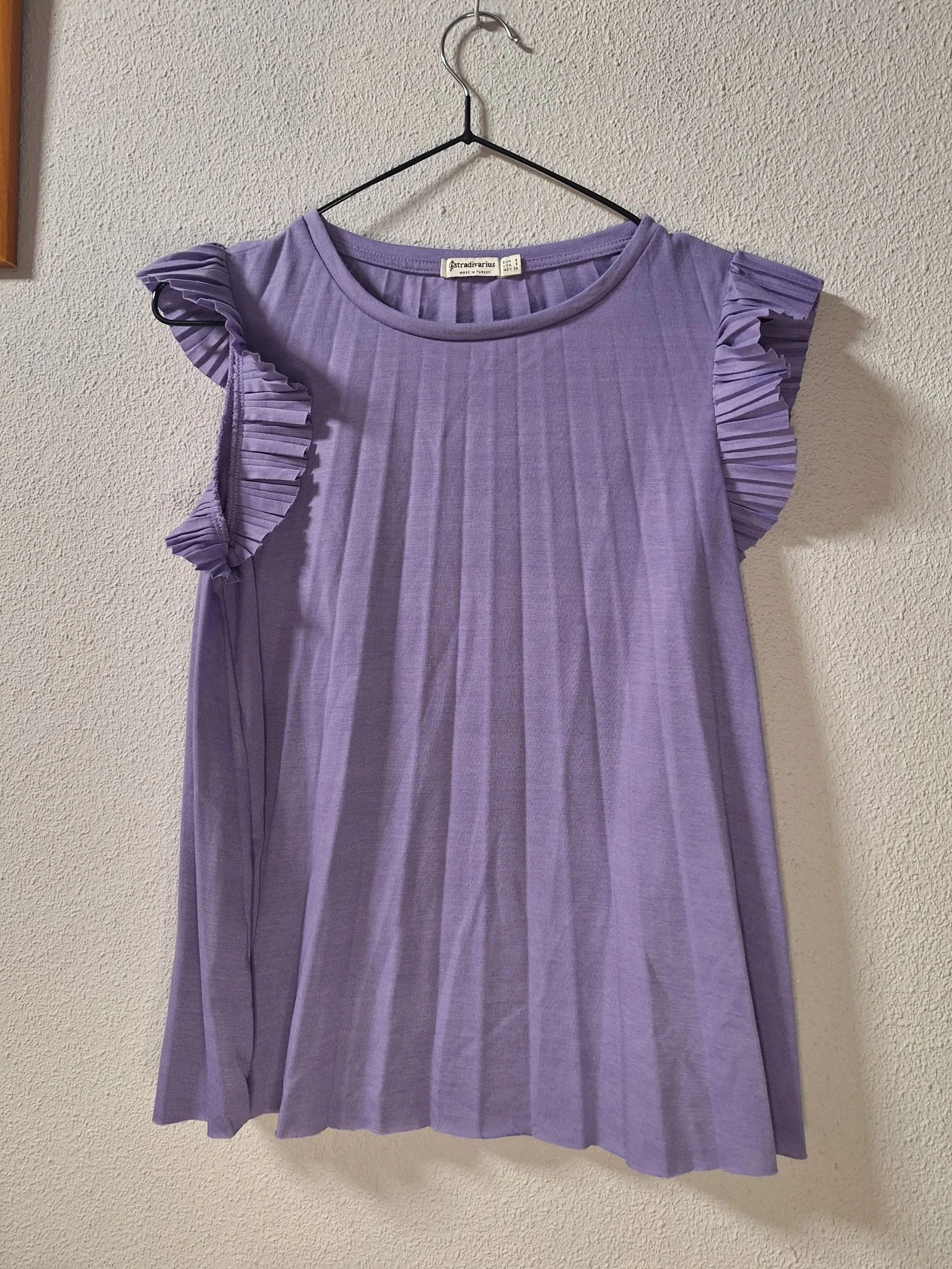 Camiseta lila Stradivarius con volantes plisados T.S